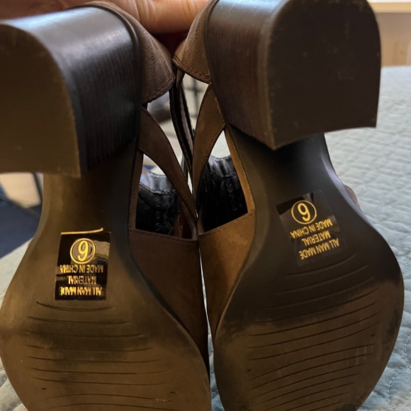 Soda Cambridge chunky heel boots.  Size 6 - Picture 5 of 9